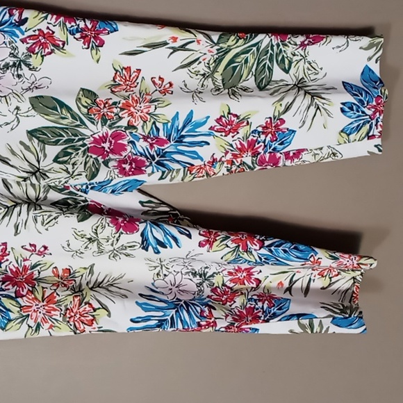 Time & Tru Bright Flowered Capri Pants LG (12-14) - Picture 4 of 6